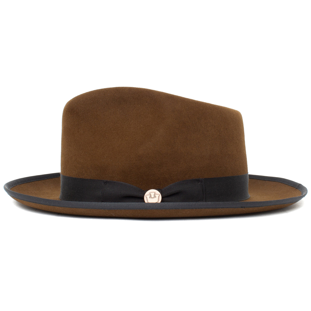 River Gray by Goorin Bros. is a wide brim fedora hat, expertly crafted from premium merino wool in the USA. This timeless piece features a gray felt construction, a black ribbon band with a small round pin at the center front, offering both exceptional quality and classic style.
