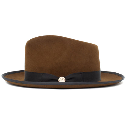River Gray by Goorin Bros. is a wide brim fedora hat, expertly crafted from premium merino wool in the USA. This timeless piece features a gray felt construction, a black ribbon band with a small round pin at the center front, offering both exceptional quality and classic style.