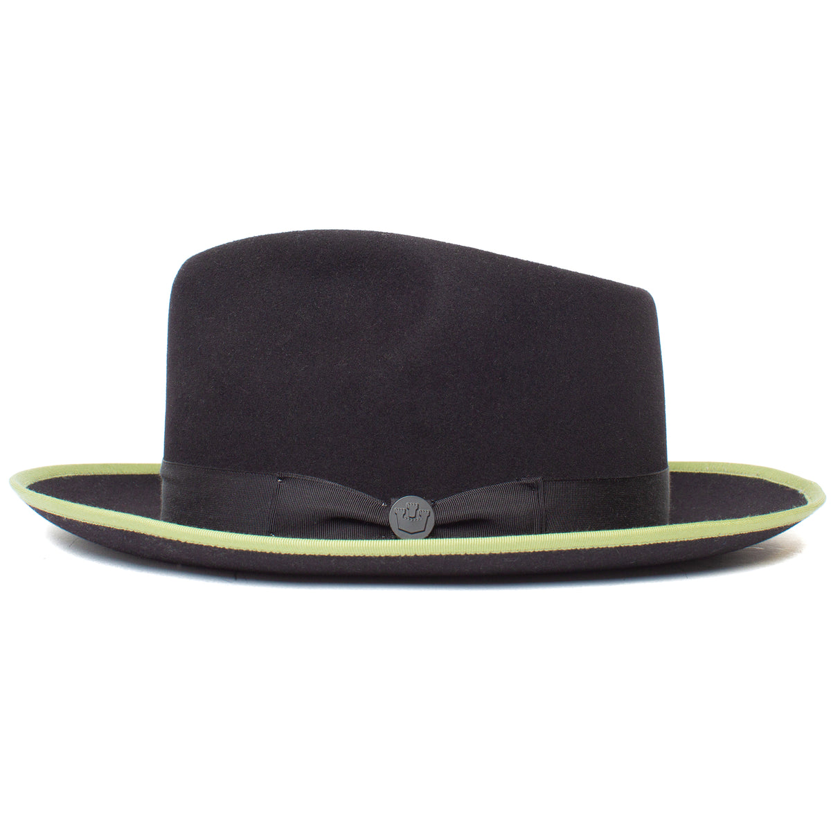 River Gray by Goorin Bros. is an American-made wide brim fedora featuring black merino wool felt, a distinctive light green edge, a black ribbon band, and a small round pin on the side. Expertly crafted for both comfort and style, this hat showcases premium materials and thoughtful design.